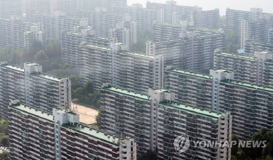 정부가 재정특위의 주문대로 3주택자 이상 소유자에 종합부동산세를 추가 과세하는 방안을 내놓으면서 내년부터 3주택자 이상 주택 보유자의 세 부담이 1179만원 늘어난다. 사진은 잠실주공 단지 전경.<연합뉴스>